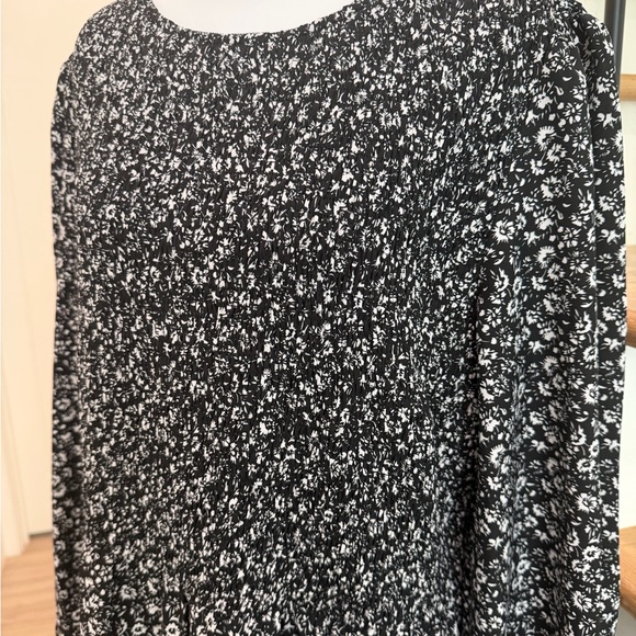 Fashion -Black and White Floral Dress - Picture 2 of 5